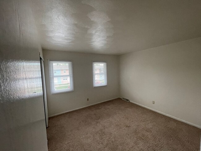 Building Photo - 2 bedroom townhouse- located near outdoor ...