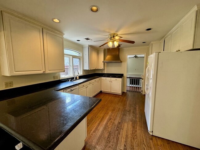 Building Photo - Idyllic Green Hills Home