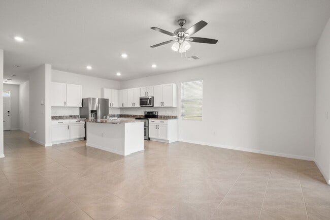 Building Photo - "Spacious 3-Bedroom Townhouse Oasis with 2.5 Baths in Serene Apollo Beach!"
