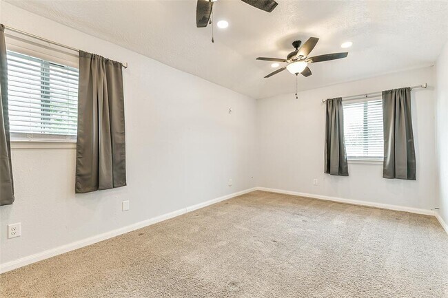 Building Photo - 207 Woodvale Dr