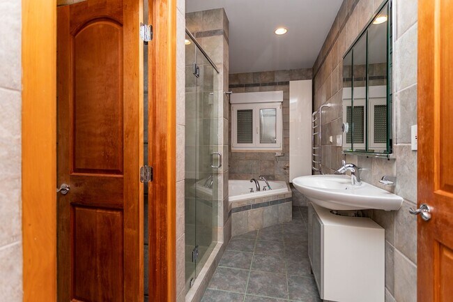 Building Photo - Charming 3-Bed, 2-Bath Home in Manitou Spr...