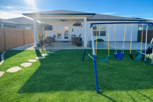 Building Photo - Spacious 4BR/2BA Home with Flexible Living Areas in Saddle Ridge