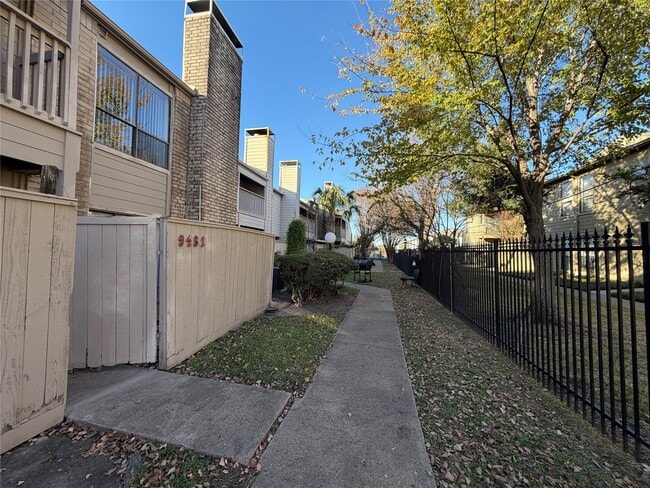 Building Photo - 9461 Pagewood Ln