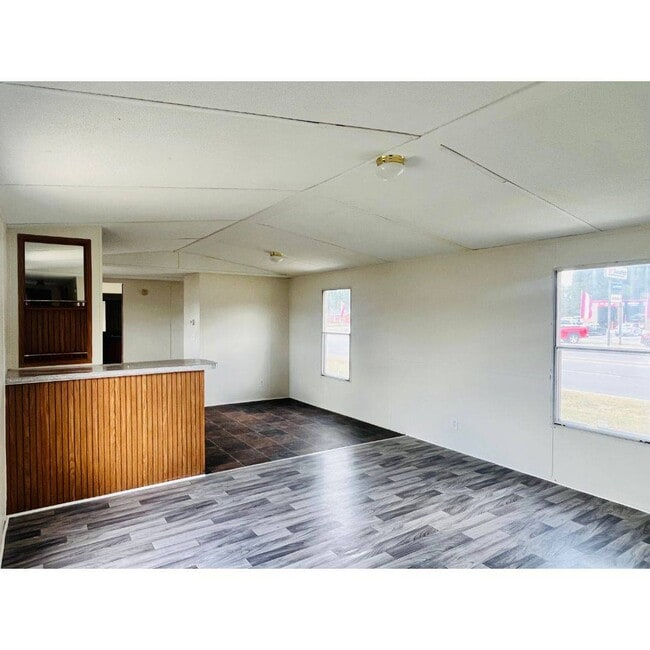 Building Photo - 301 Reid Ct