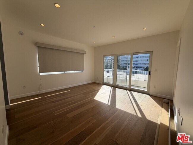 Building Photo - 1247 Barry Ave