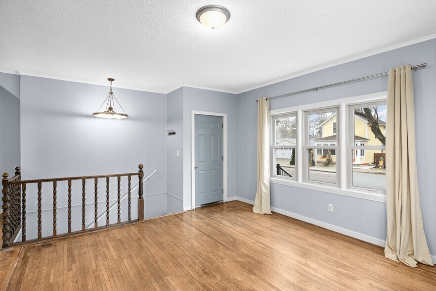 Building Photo - 810 4th St S