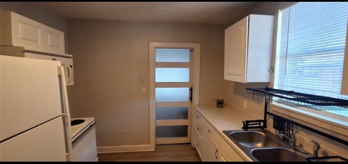 Building Photo - 821 Newton Ave S