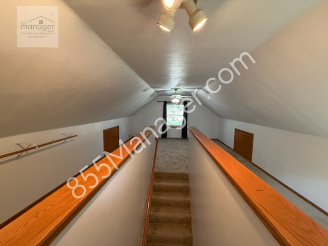 Building Photo - Updated 4-Bedroom with Primary Suite & Fen...