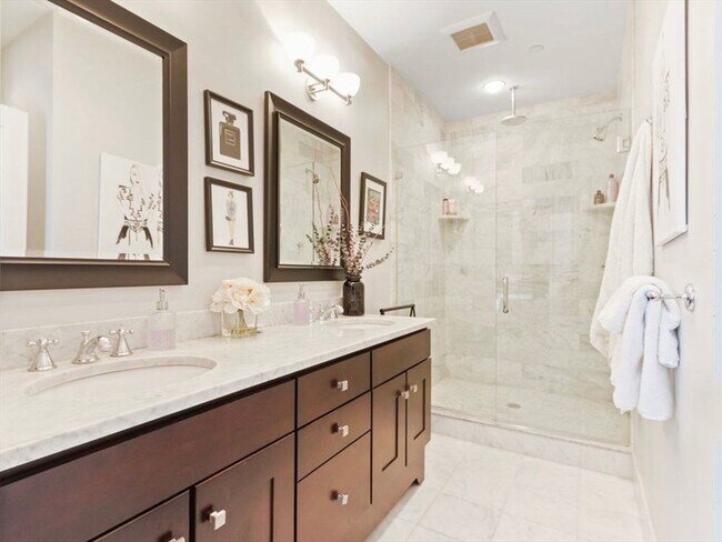 Building Photo - 525 E 7th St