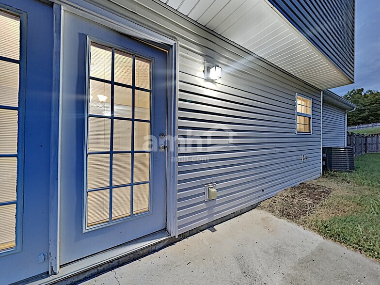 Building Photo - 2000 Farmstead Ln