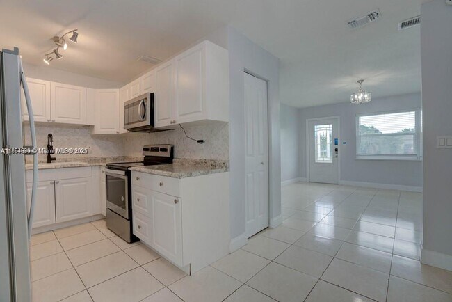 Building Photo - 1155 Brickell Bay Dr