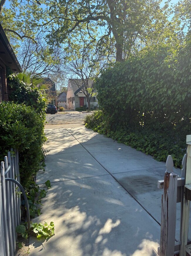 Building Photo - Charming Midtown Cottage - 1 bedroom/1 bath