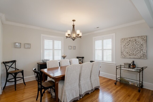 Building Photo - Fully furnished- Beautiful Forest Hills Home