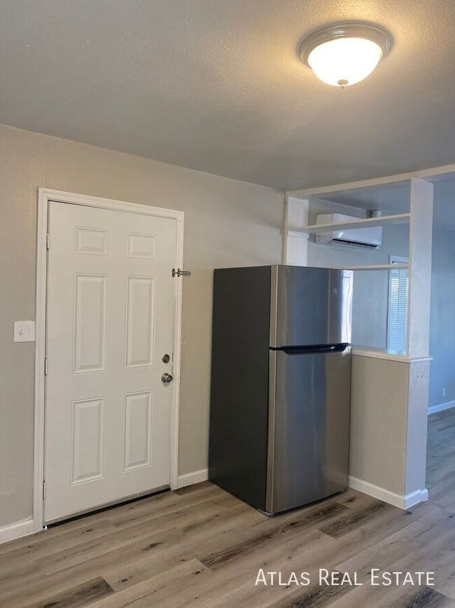 Building Photo - 1741 W Desert Cove Ave