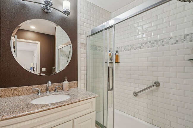 Building Photo - HALF MONTH RENT FREE!!!! GORGEOUS Brick To...