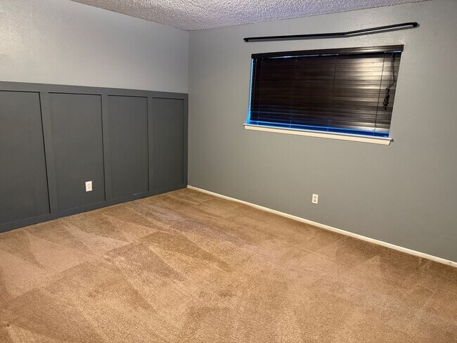 Building Photo - Nice 4 br, 1.75 ba, 2 living areas, 2 car ...