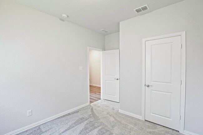 Building Photo - 625 Hidden Cove Dr