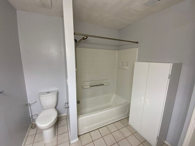 Building Photo - 4 Bedroom Single Story Home Available Near McMahon Blvd NW & Unser Blvd NW!