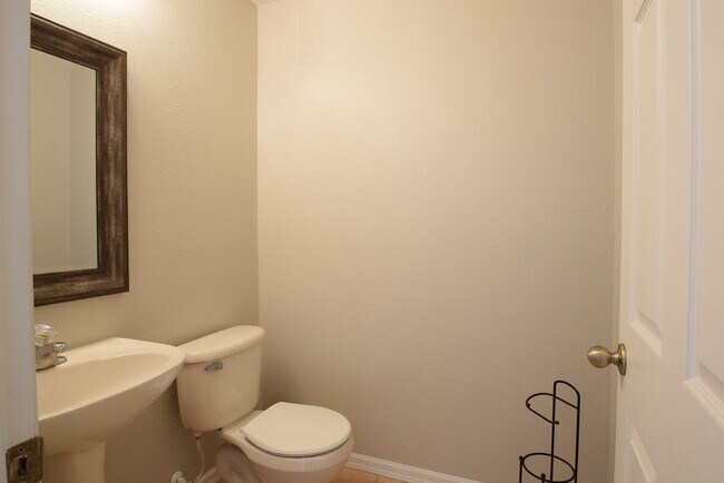 Building Photo - Comfortable 4/2.5 Home at Waterford Trails...