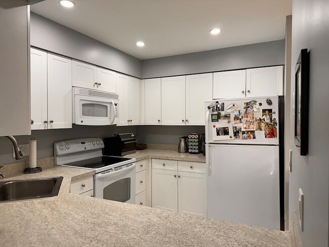 Building Photo - 100 Rosemary Way