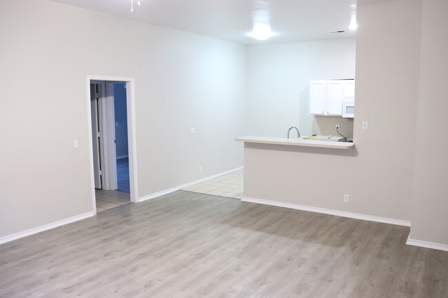 Building Photo - 1215 Eastgate Dr