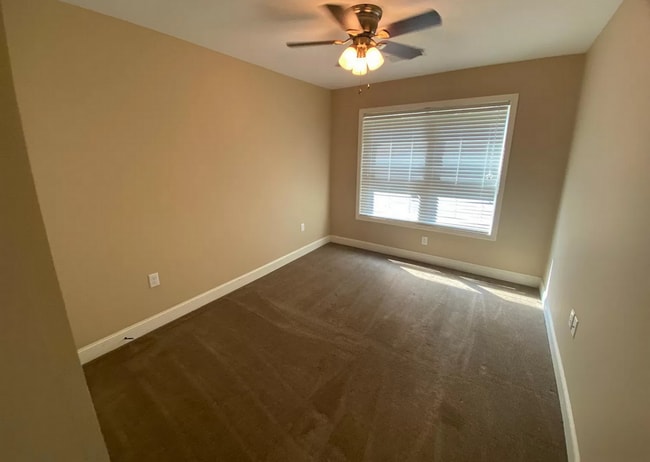 Building Photo - 3 Bedroom/2.5 Bath