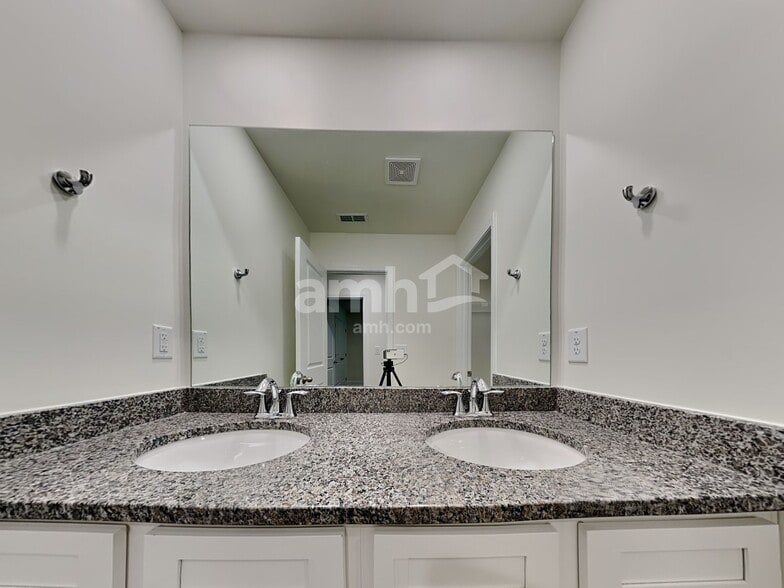 Building Photo - 585 Smt Vw Ln