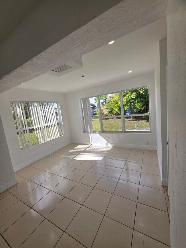 Building Photo - 681 SW 29th Ter