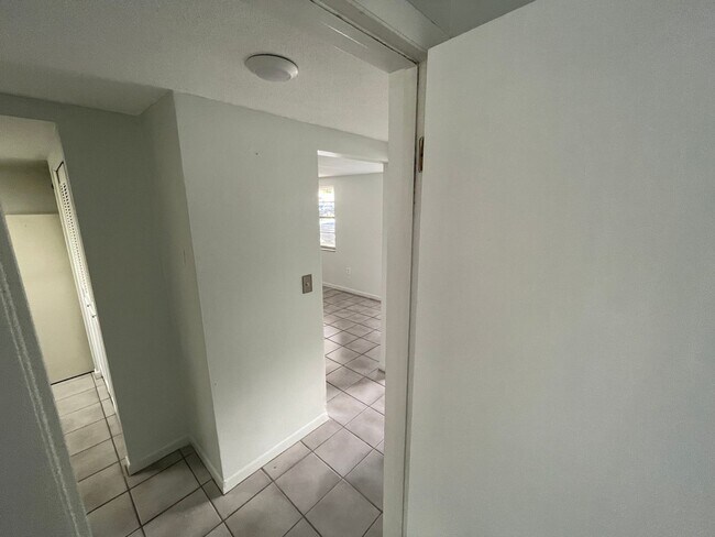 Building Photo - 2/1.5/1 New Port Richey