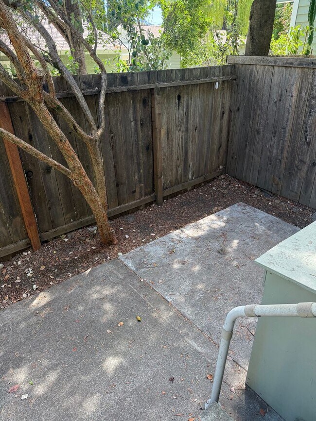 Building Photo - **Available Now** 2 Bedroom 1 Bath, 1st Floor End Unit Condo