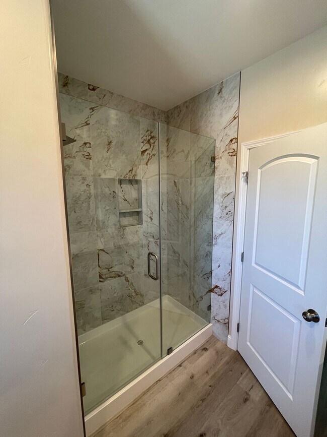 Building Photo - Paradise 2 bed 2 bath with 2 bonus rooms! Newer construction 1700+sqft