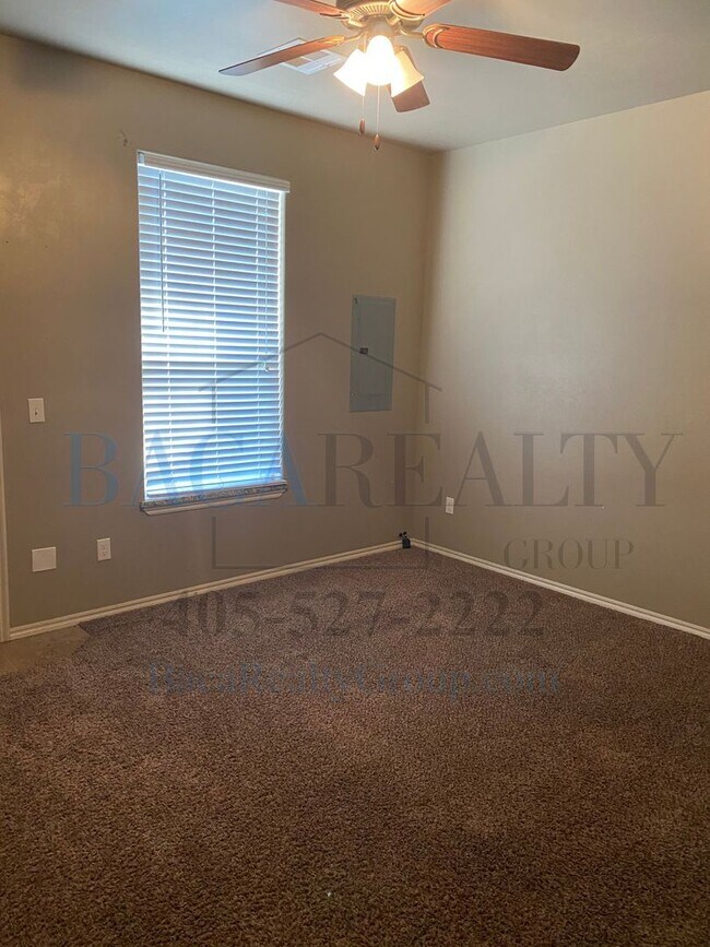 Building Photo - 3br 2ba duplex with 2 car garage!