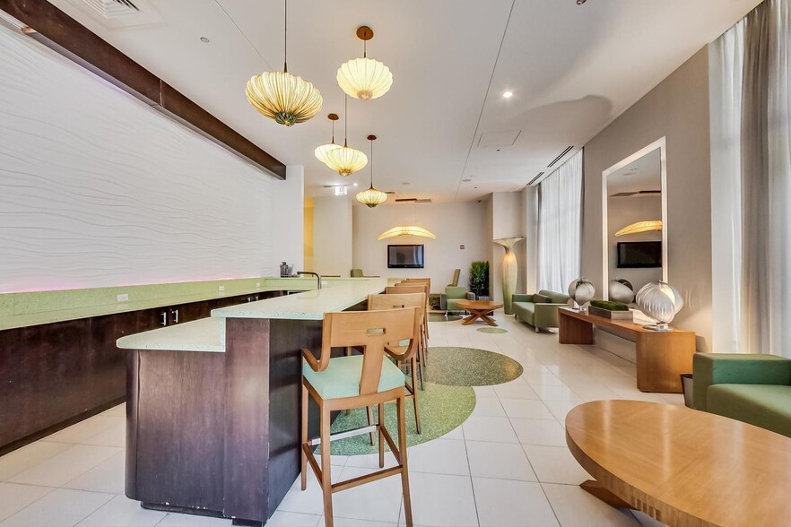 Building Photo - 123 S Green St