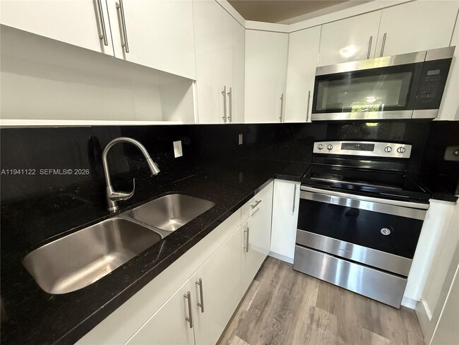 Building Photo - 10000 NW 80th Ct