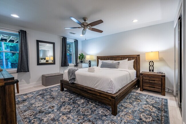 Building Photo - 2617 Caladium Dr NE