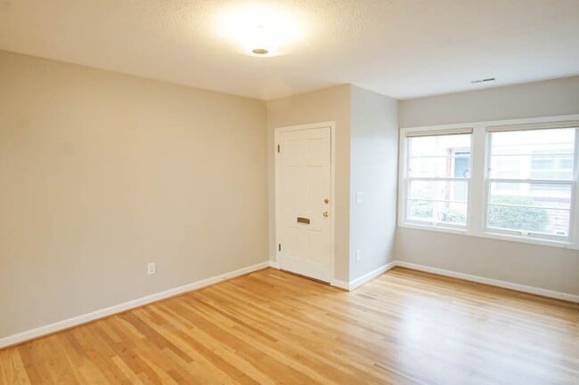 Building Photo - Charming 1-bedroom Courtyard Apartment in Ideal Location!