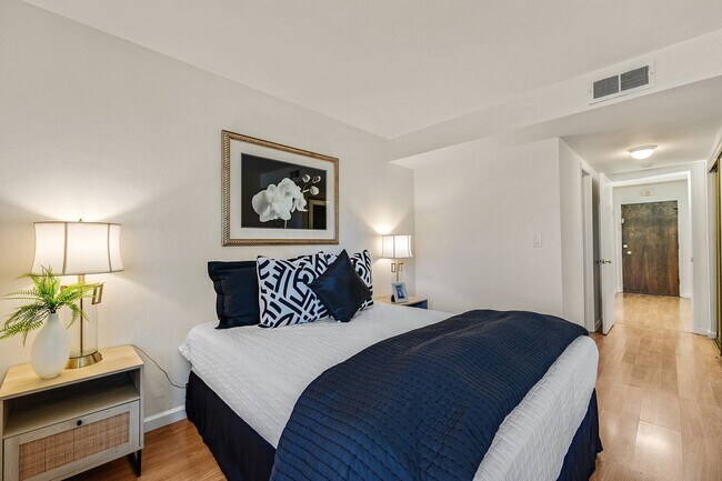 Building Photo - Bright and modern one bedroom one bathroom...