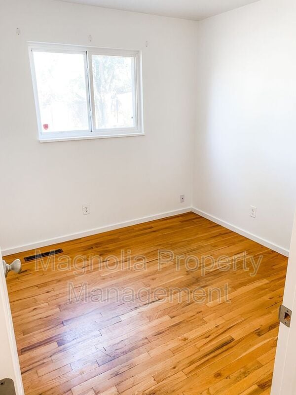 Building Photo - 1724 Robidoux Cir