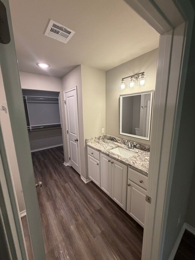 Building Photo - 3 Bed | 2 Bath Luxury Duplex