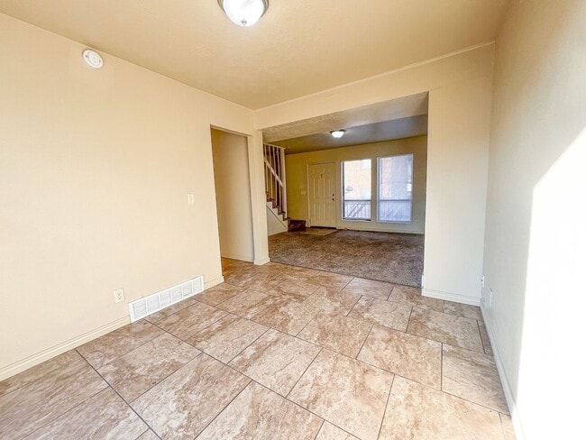 Building Photo - Spacious 3 Beds 1 Bath Townhouse