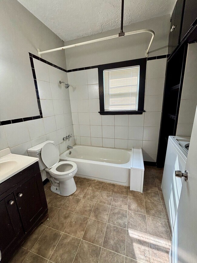 Building Photo - 1112 Weller Ave