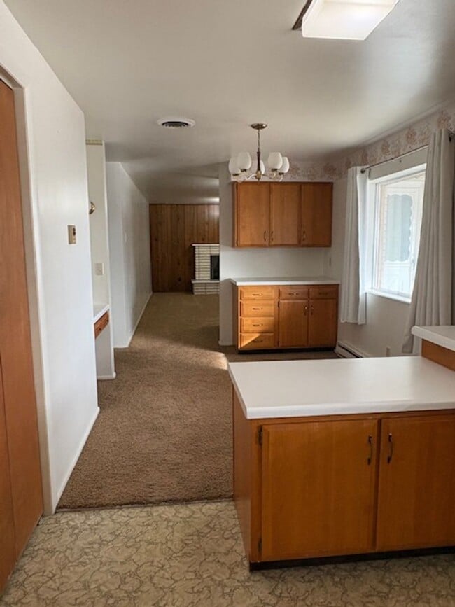 Building Photo - Single-family Home with 2 bedrooms and an office.