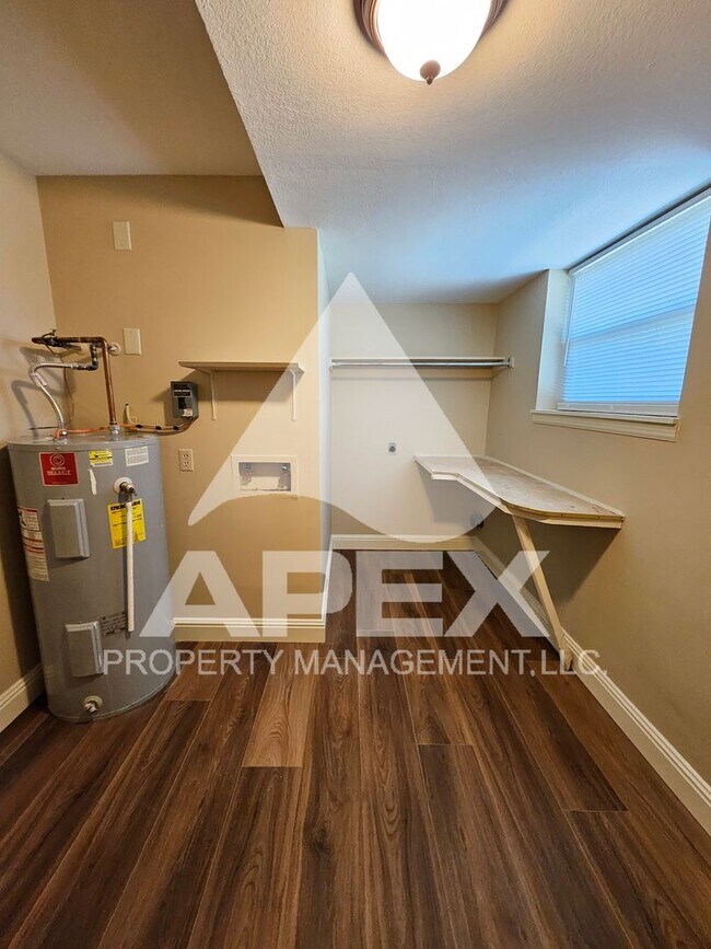 Building Photo - Renovated - 2 Bd 2.5 Ba Townhouse Duplex w/Huge Bonus room and oversized 1-car garage in West Kno...