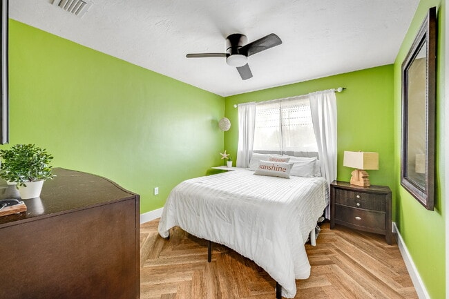 Building Photo - Gorgeous Riverfront 3/2 with dock!!