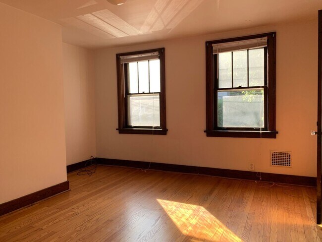 Building Photo - Charming Townhouse in a Beautiful Neighborhood