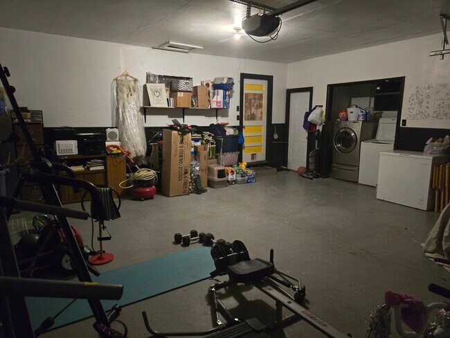 Building Photo - 1004 W Yucca Ave