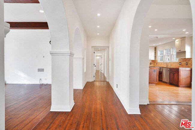 Building Photo - 10587 Holman Ave
