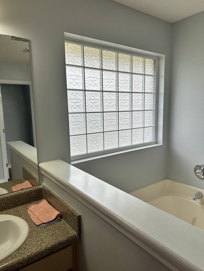 Building Photo - Large 4 bed / 3 bath home minutes from Nav...