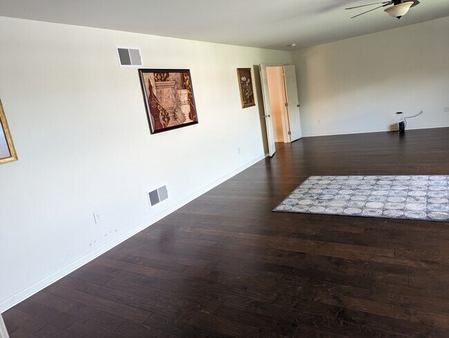 Building Photo - 5 Auction Dr