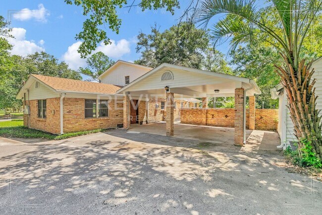 Building Photo - Newly Renovated 3 Bed / 2.5 Bath with Doub...